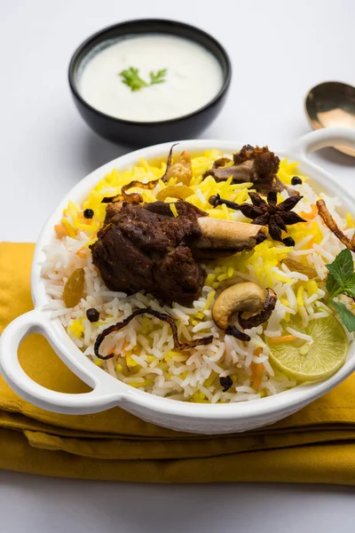 Keşmir koyun eti Gosht Biryani / kuzu Biryani / koyun eti Biryani hizmet ile yoğurt dip, seçici odak — Stok fotoğraf