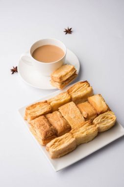 Hint khari veya kharee veya tuzlu puf böreği aperatifler servis Hint sıcak çay, seçici odak doku