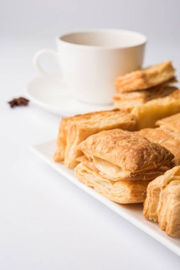 Hint khari veya kharee veya tuzlu puf böreği aperatifler servis Hint sıcak çay, seçici odak doku