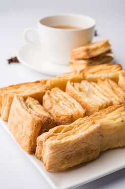 Hint khari veya kharee veya tuzlu puf böreği aperatifler servis Hint sıcak çay, seçici odak doku