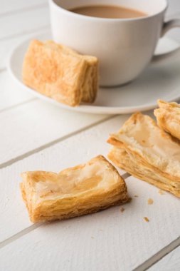 Hint khari veya kharee veya tuzlu puf böreği aperatifler servis Hint sıcak çay, seçici odak doku