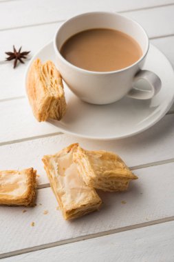 Hint khari veya kharee veya tuzlu puf böreği aperatifler servis Hint sıcak çay, seçici odak doku