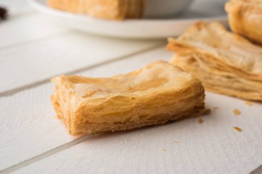 Hint khari veya kharee veya tuzlu puf böreği aperatifler servis Hint sıcak çay, seçici odak doku