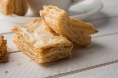 Hint khari veya kharee veya tuzlu puf böreği aperatifler servis Hint sıcak çay, seçici odak doku