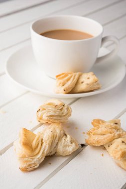 Hint khari veya kharee veya tuzlu puf böreği aperatifler servis Hint sıcak çay, seçici odak doku