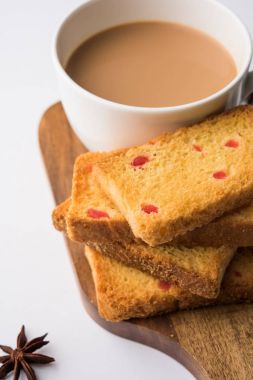 Hint Pencap dili veya Delhi ekmek tost ile tutti frutti lezzet, servis Hint sıcak çay, seçici odak doku