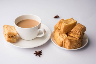 Hint khari veya kharee veya tuzlu puf böreği aperatifler servis Hint sıcak çay, seçici odak doku