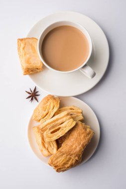 Hint khari veya kharee veya tuzlu puf böreği aperatifler servis Hint sıcak çay, seçici odak doku