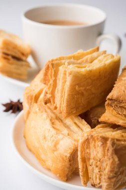 Hint khari veya kharee veya tuzlu puf böreği aperatifler servis Hint sıcak çay, seçici odak doku