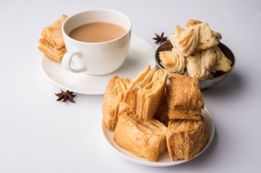 Hint khari veya kharee veya tuzlu puf böreği aperatifler servis Hint sıcak çay, seçici odak doku