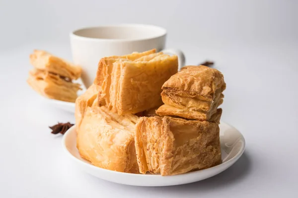 Khari indiano ou caqui ou salgado Puff Pastry Snacks, servido com chá quente indiano, textura foco seletivo — Fotografia de Stock