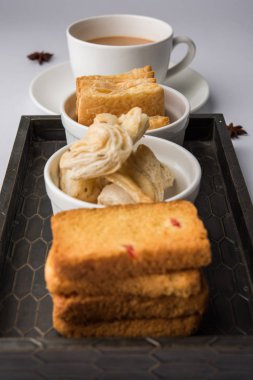 Hint khari veya kharee veya tuzlu puf böreği aperatifler ve tutti frutti tost, servis Hint sıcak çay, seçici odak doku