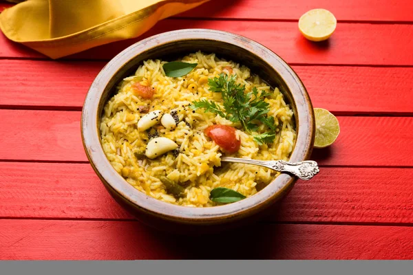 Dal khichadi oder dal khichdi, populäres indisches Essen. Selektiver Fokus — Stockfoto