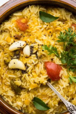 dal khichadi veya dal khichdi, popüler Hint yemeği. seçici odak