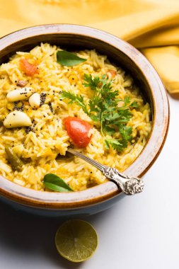 dal khichadi veya dal khichdi, popüler Hint yemeği. seçici odak