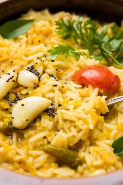 dal khichadi veya dal khichdi, popüler Hint yemeği. seçici odak