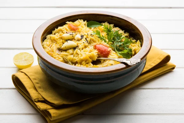 Dal khichadi oder dal khichdi, populäres indisches Essen. Selektiver Fokus — Stockfoto