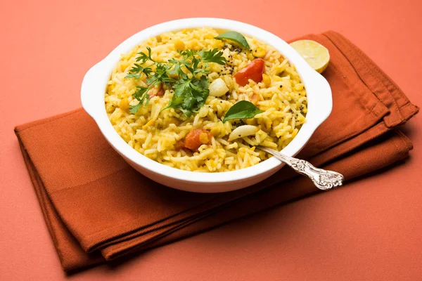 Dal khichadi o dal khichdi, comida india popular. enfoque selectivo — Foto de Stock