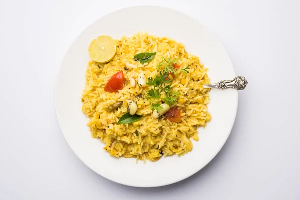 Dal khichadi veya dal khichdi, popüler Hint yemeği. seçici odak — Stok fotoğraf