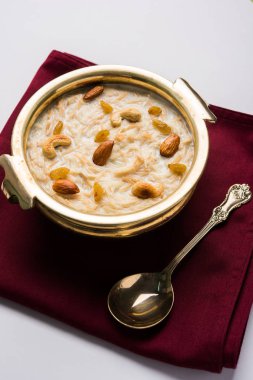 Bir kase içinde en ünlü Hint tatlı puding Kheer veya semiya Andy. Seçici odak
