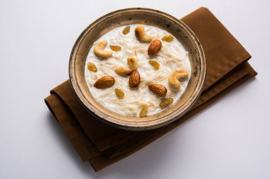 Bir kase içinde en ünlü Hint tatlı puding Kheer veya semiya Andy. Seçici odak