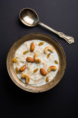 Bir kase içinde en ünlü Hint tatlı puding Kheer veya semiya Andy. Seçici odak