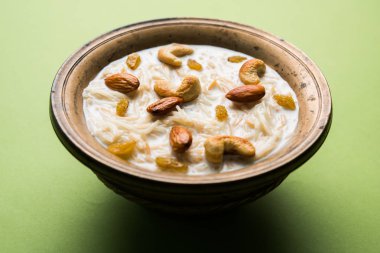 Bir kase içinde en ünlü Hint tatlı puding Kheer veya semiya Andy. Seçici odak