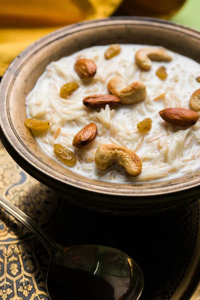 Mest kända indiska söta puddingen Kheer eller semiya Lee i en skål. Selektivt fokus — Stockfoto