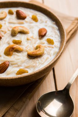 Bir kase içinde en ünlü Hint tatlı puding Kheer veya semiya Andy. Seçici odak