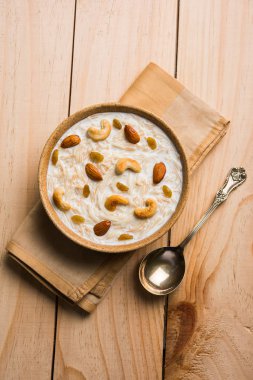 Bir kase içinde en ünlü Hint tatlı puding Kheer veya semiya Andy. Seçici odak
