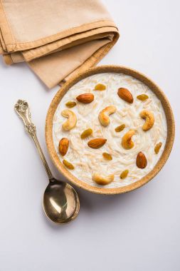 Bir kase içinde en ünlü Hint tatlı puding Kheer veya semiya Andy. Seçici odak