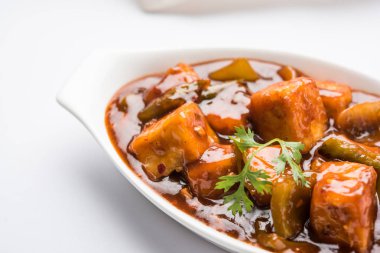 Baharatlı Paneer veya kuru biber paneer veya paneer tikka veya süzme peynir, kırmızı biber ve soğan, favori Hint başlangıç menüsü, seçici odak ile beyaz yemek servis