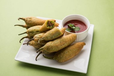 Baharatlı yeşil biber pakode veya mirchi pakode veya bhaje, Hint snack