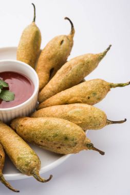 Baharatlı yeşil biber pakode veya mirchi pakode veya bhaje, Hint snack