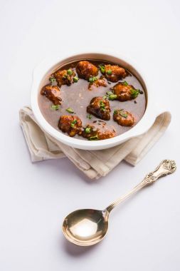 Gobi veya sebze Mançurya kuru veya et suyu ile - Hindistan popüler sokak gıda karnabahar çiçeği, seçici odak yaptı.