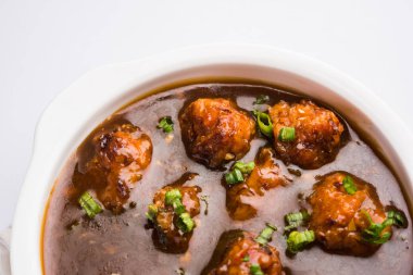 Gobi veya sebze Mançurya kuru veya et suyu ile - Hindistan popüler sokak gıda karnabahar çiçeği, seçici odak yaptı.