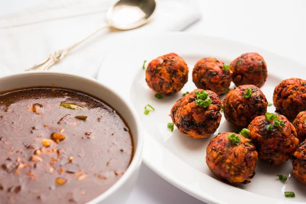 Gobi Manchurian dry or with gravy - Popular street food of India made of cauliflower florets, selective focus — Stock Image Gobi Manchurian dry or with gravy - Popular street food of India made of cauliflower florets, selective focus Royalty Free Stock Images