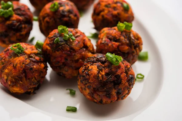 Gobi or veg Manchurian dry or with gravy - Popular street food of India made of cauliflower florets, selective focus — Stock Image Gobi or veg Manchurian dry or with gravy - Popular street food of India made of cauliflower florets, selective focus Stock Photo