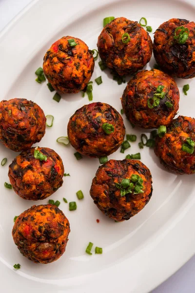 Gobi or veg Manchurian dry or with gravy - Popular street food of India made of cauliflower florets, selective focus — Stock Image Gobi or veg Manchurian dry or with gravy - Popular street food of India made of cauliflower florets, selective focus Stock Photo