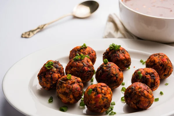 Gobi or veg Manchurian dry or with gravy - Popular street food of India made of cauliflower florets, selective focus — Stock Image Gobi or veg Manchurian dry or with gravy - Popular street food of India made of cauliflower florets, selective focus Stock Picture