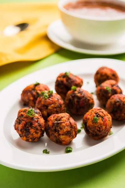 Gobi or veg Manchurian dry or with gravy - Popular street food of India made of cauliflower florets, selective focus — Stock Image Gobi or veg Manchurian dry or with gravy - Popular street food of India made of cauliflower florets, selective focus Stock Picture