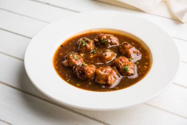 Gobi veya sebze Mançurya kuru veya et suyu ile - Hindistan popüler sokak gıda karnabahar çiçeği, seçici odak yaptı.