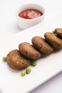 Hara bhara kabab veya yeşil bezelye pakode, favori Hint başlangıç menüsünden veya aperatifler
