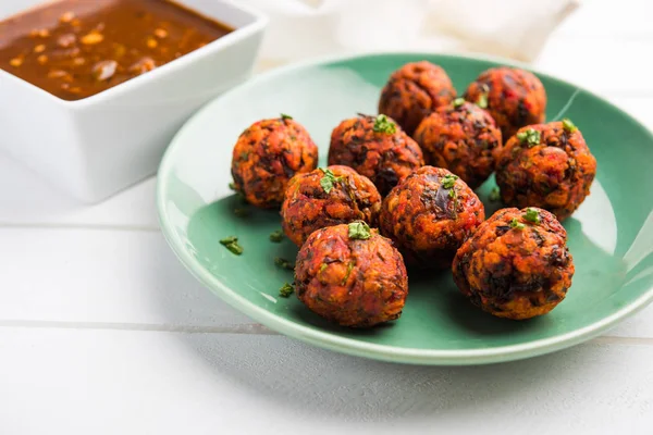 Gobi or veg Manchurian dry or with gravy - Popular street food of India made of cauliflower florets, selective focus — Stock Image Gobi or veg Manchurian dry or with gravy - Popular street food of India made of cauliflower florets, selective focus Royalty Free Stock Photos