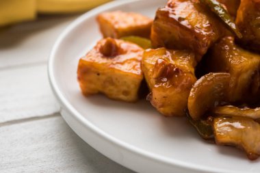 Baharatlı Paneer veya kuru biber paneer veya paneer tikka veya süzme peynir, kırmızı biber ve soğan, favori Hint başlangıç menüsü, seçici odak ile beyaz yemek servis