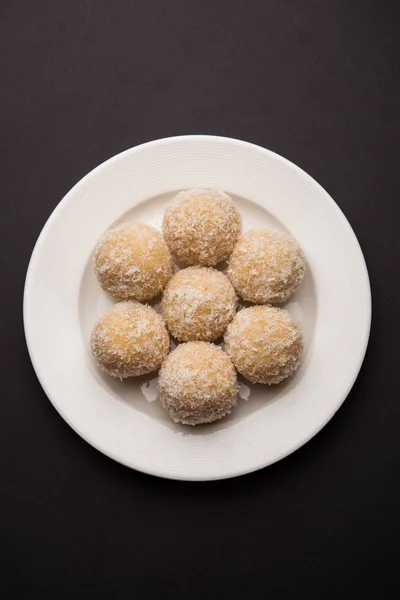 Ladoo de coco casero / Laddu dulce hecho con coco y leche, enfoque selectivo —  Fotos de Stock