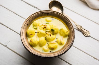 Angoori rasmalai veya anguri ras malai Hint bir tatlı olduğunu. Süzme peynir iyi şeker formu üzüm büyüklüğünde toplar için haddelenmiş ve chashni, şekerli şurup batırılmış sonra yapılmış. seçici odak