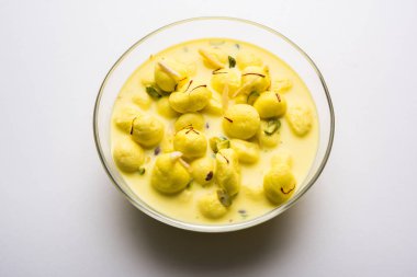 Angoori rasmalai veya anguri ras malai Hint bir tatlı olduğunu. Süzme peynir iyi şeker formu üzüm büyüklüğünde toplar için haddelenmiş ve chashni, şekerli şurup batırılmış sonra yapılmış. seçici odak