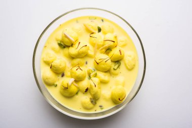 Angoori rasmalai veya anguri ras malai Hint bir tatlı olduğunu. Süzme peynir iyi şeker formu üzüm büyüklüğünde toplar için haddelenmiş ve chashni, şekerli şurup batırılmış sonra yapılmış. seçici odak
