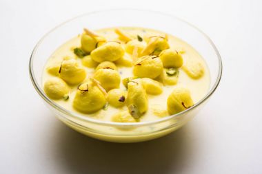 Angoori rasmalai veya anguri ras malai Hint bir tatlı olduğunu. Süzme peynir iyi şeker formu üzüm büyüklüğünde toplar için haddelenmiş ve chashni, şekerli şurup batırılmış sonra yapılmış. seçici odak